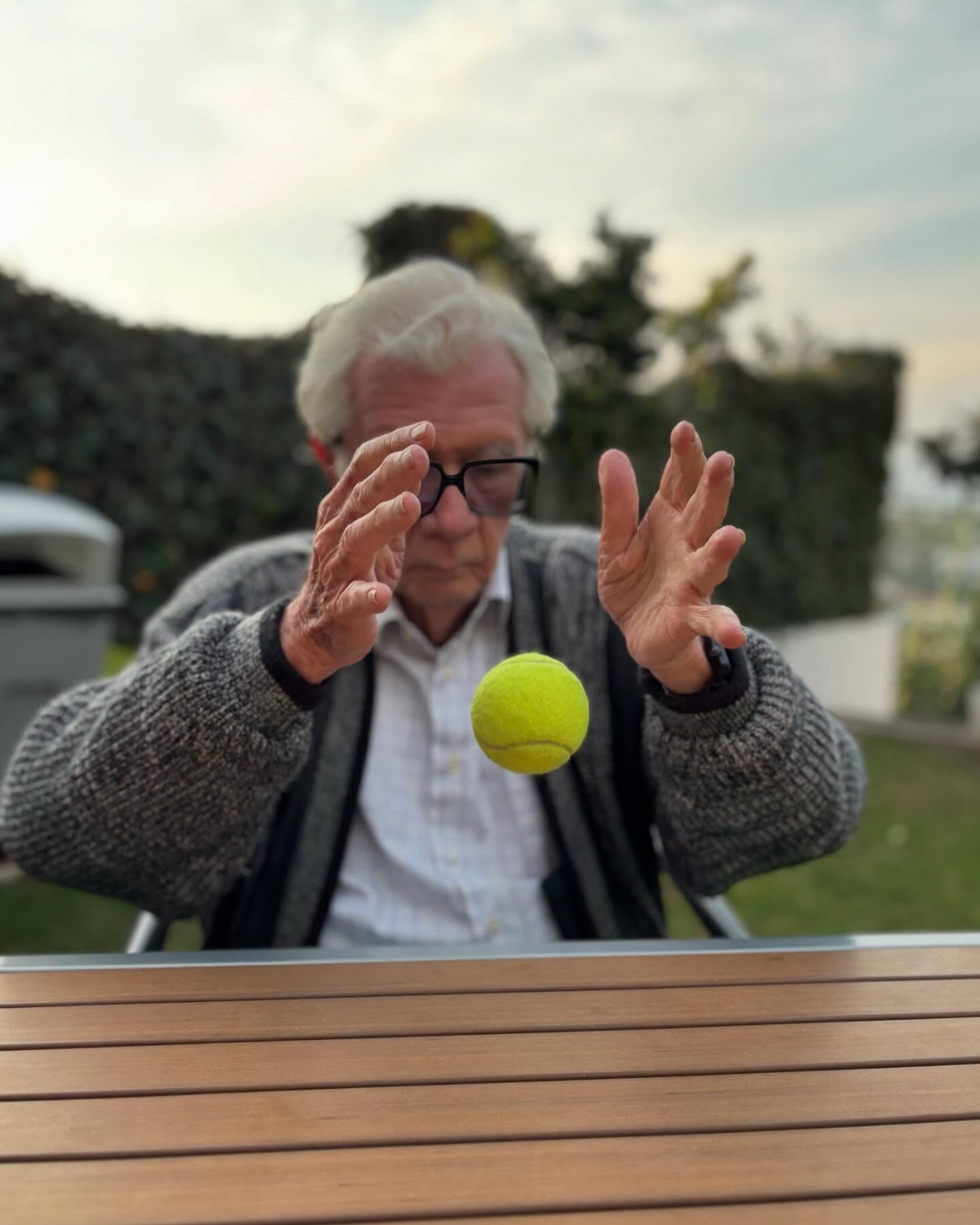 Adulto mayor trabaja coordinación y reflejos con pelota
