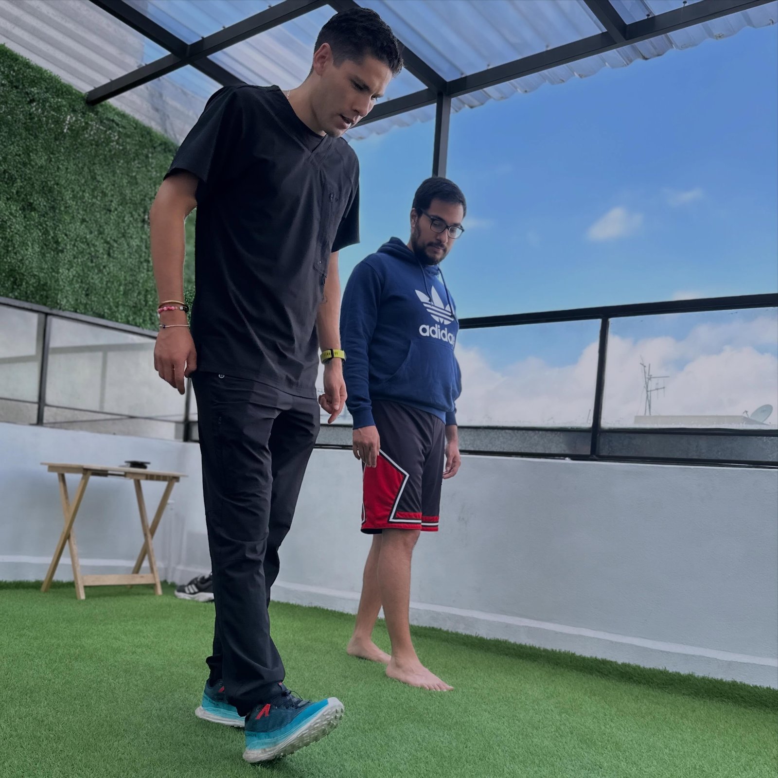 Evaluación de marcha con fisioterapeuta en terraza